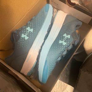 Girls size 6 under armour shoes